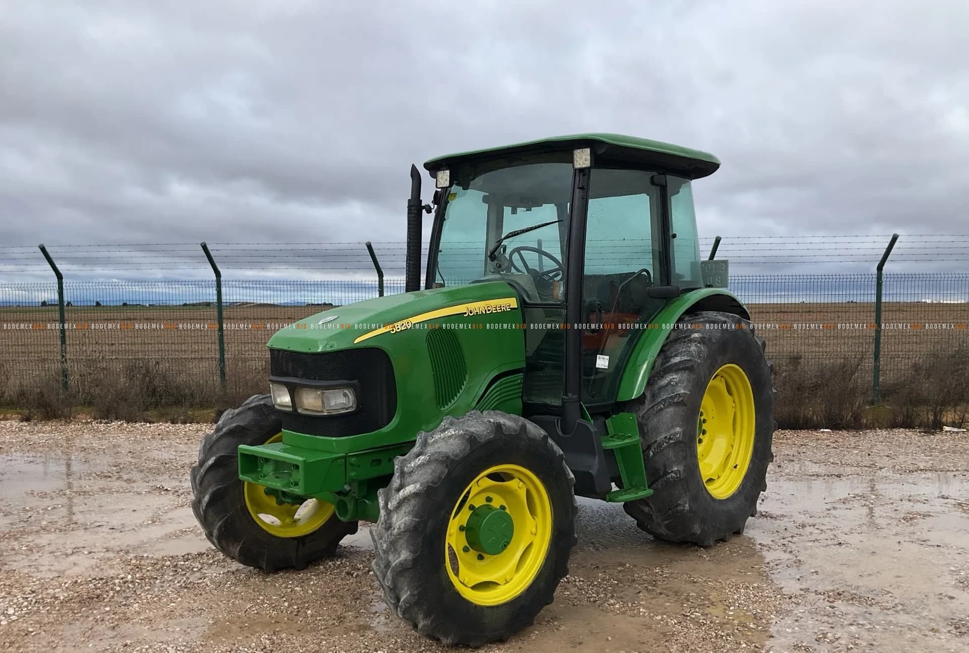 2004 John Deere 5820 Tractor
