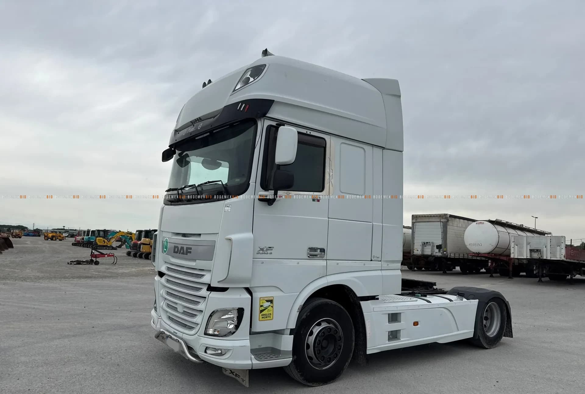 2016 DAF XF510 Sleeper Truck Tractor